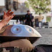 Michael Christ: Handpan Spieler beim Freiburger Münster