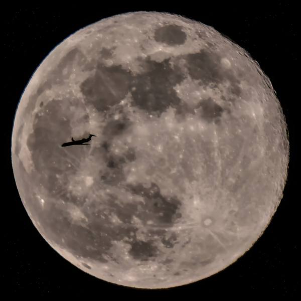 Mond • mit Flugzeug